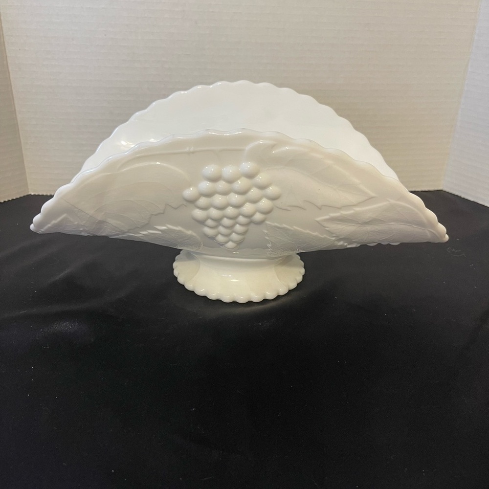 Elegant White Grape Motif Decorative Bowl